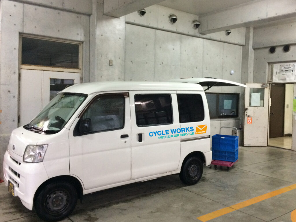 カーゴエクスプレスによる那覇市図書館の配送風景